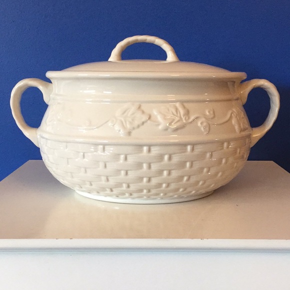 ⚜️Host Pick⚜️Celebrating Home Basket Weave Covered 4 Qt Casserole Dish - Picture 1 of 8